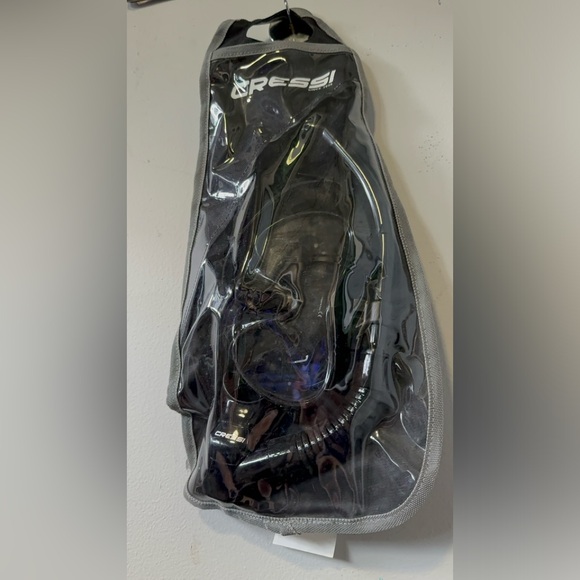 Cresi Snorkeling Set - Mask, Snorkel, and Flippers - Men’s 6.5 - Black/Silver - Picture 3 of 8